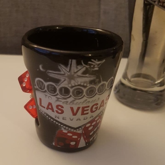 4 Las Vegas Shot Glasses - Picture 4 of 10